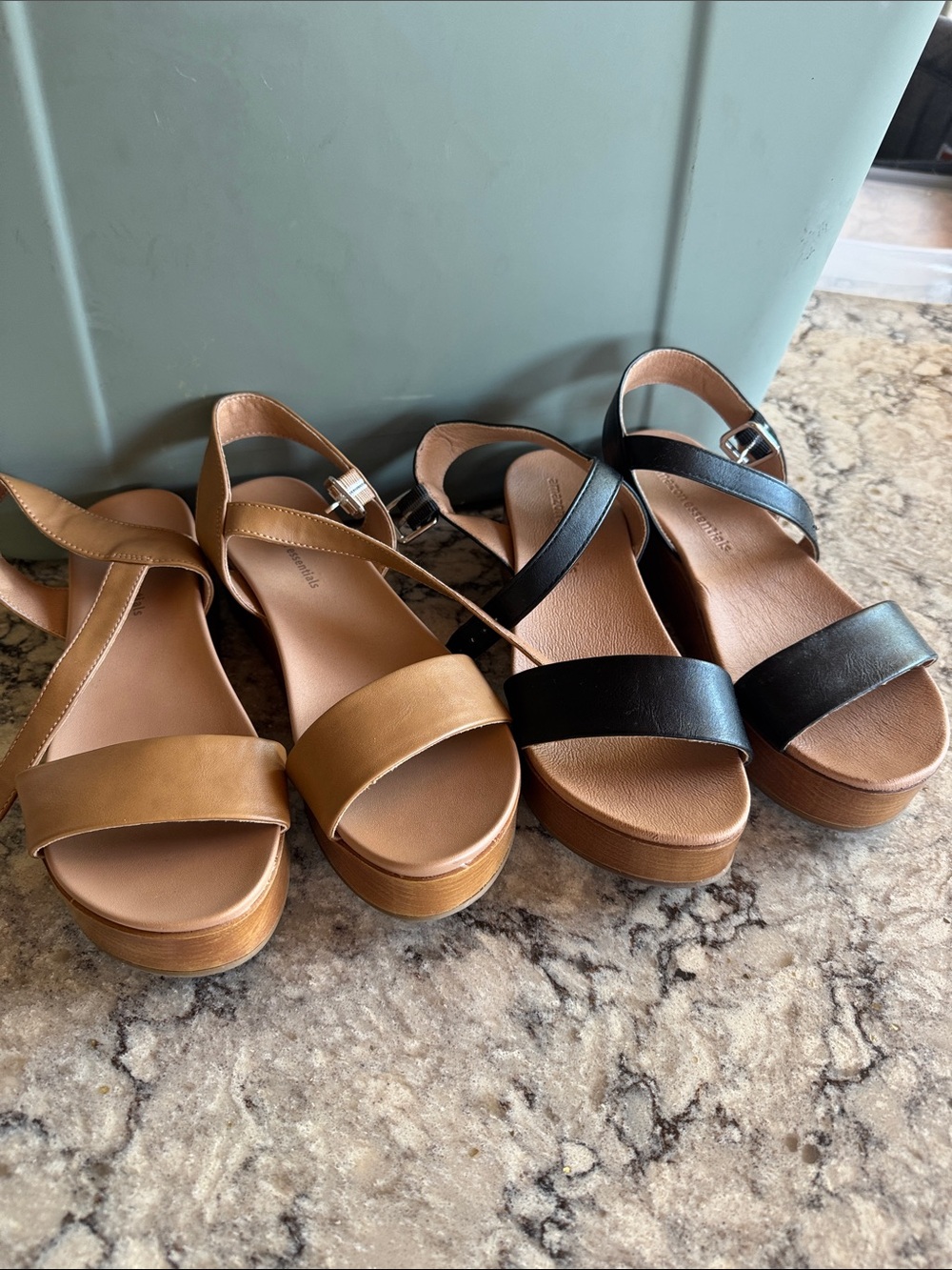 Amazon Essentials Women’s Black and Tan Platform Sandals